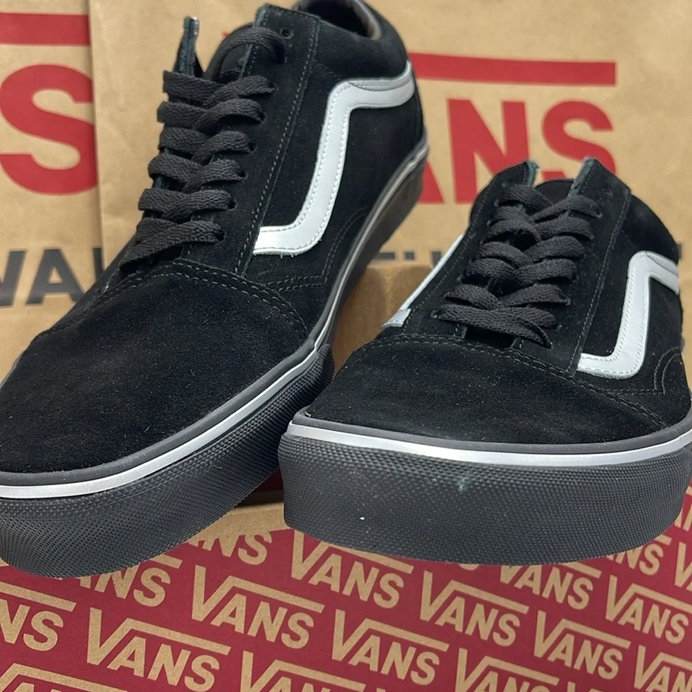 Vans Men’s Black and White Sneakers Old Skool
Metallic Black
VN000CTERMA - Picture 3 of 16